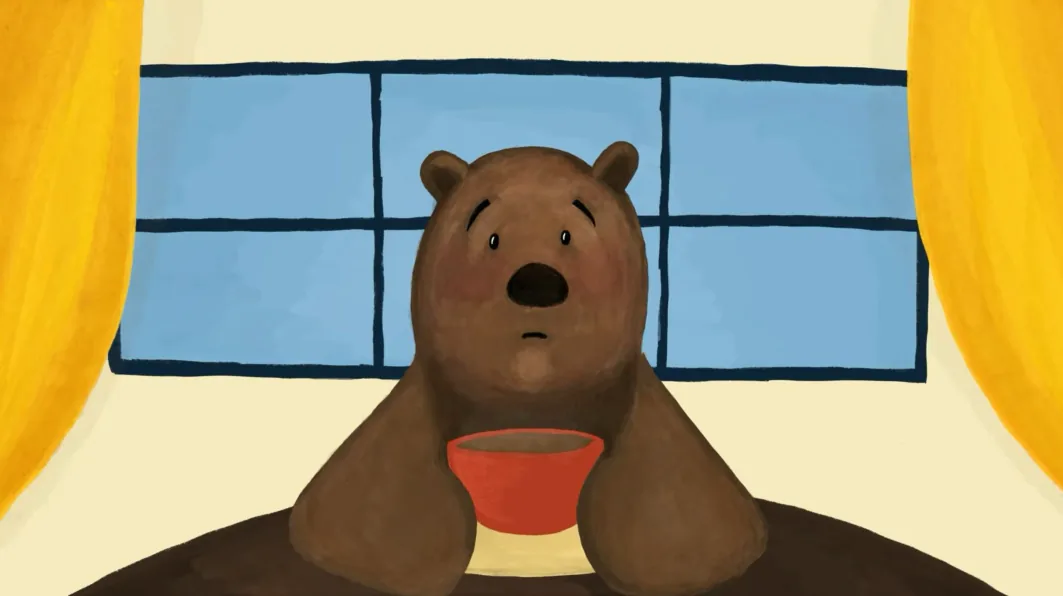 Fotograma de Kokoro: un oso pintado a mano sostiene una taza junto a la ventana